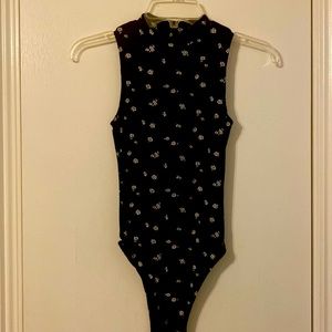 Sleeveless top with white flower design